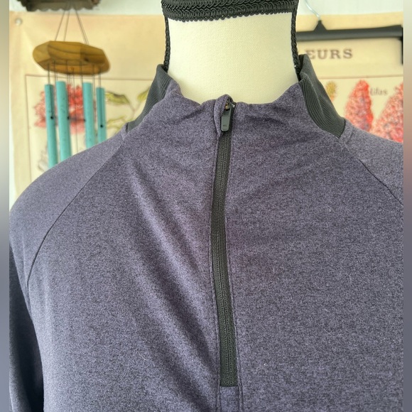 Women’s size L REI co-op shell. 1/4 zip front, thumb holes, side pocket with zip - Picture 4 of 6